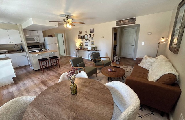 MOUNTAIN OASIS NESTLED IN THE PINES. HOT TUB. TRAILS-PICKLEBALL-THEATRE ROOM