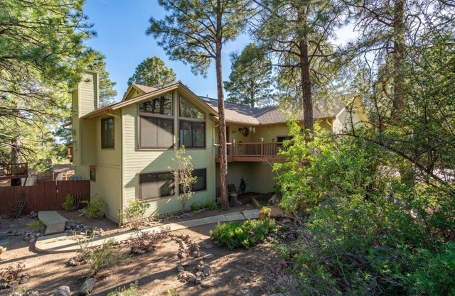 Mountain oasis with stunning views and great access to hiking trails