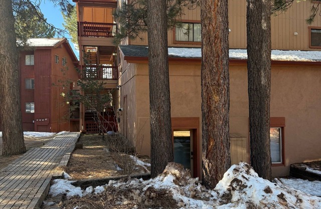 'Mountain Pines Retreat' 2-bedroom condo with WiFi in Angel Fire