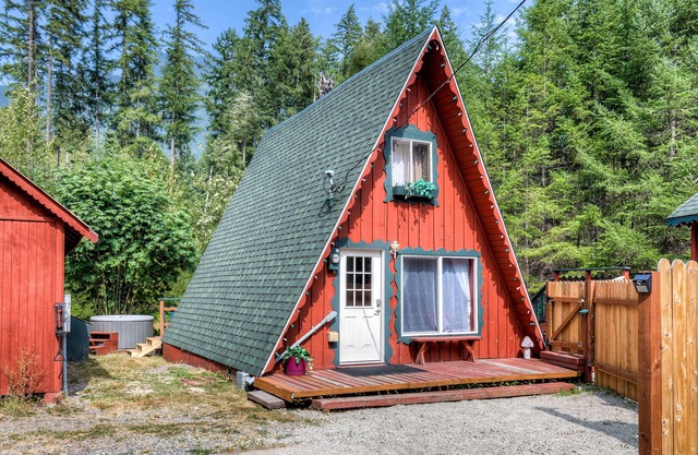 Mountain Play Chalet mit Whirlpool und Grill - epische Wanderungen, Wasserfälle und vieles mehr, nur wenige Minuten entfernt!