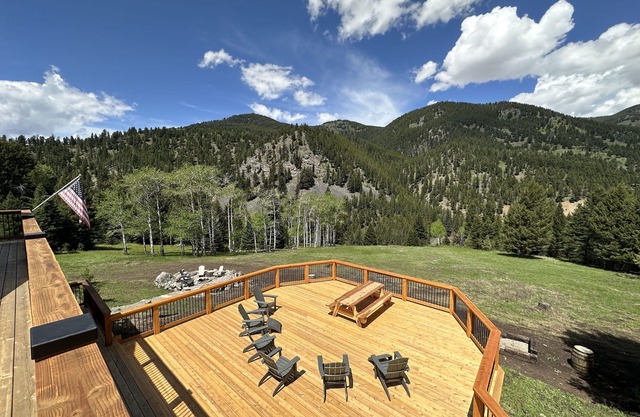 Mountain Retreat Overlooking The Gallatin River