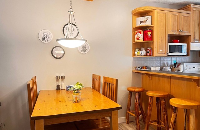 Mountain Retreat Townhouse - 2 mins drive to Banff National Park Gate