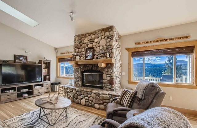 Mountain Retreat / Deck, Views / Sleeps 10