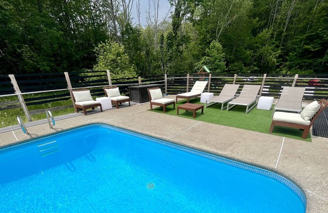 The Camptons House / Salt Water Swimming Pool, Sauna, HotTub, Grill Hut, etc.