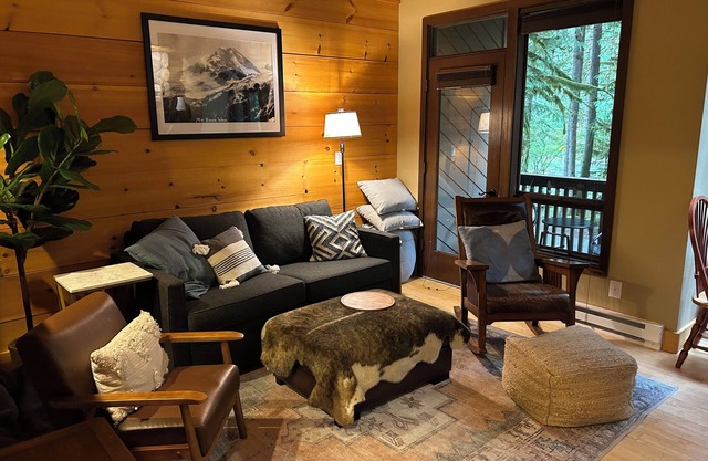 Mountain Retreat near mt Baker, cozy 1bedroom Condo w/ Pool, Hot Tub, Crib, wifi