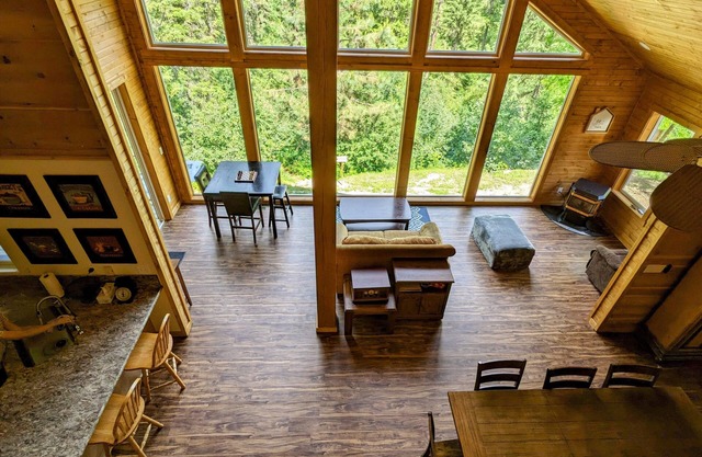 Mountain Retreat, Spacious Cabin on 2.5 acres, firepit and trails