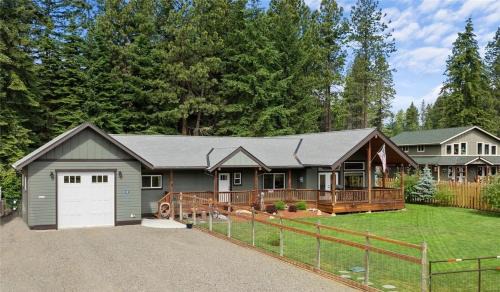 Mountain Retreat with Hot Tub, Game Room and Yard home