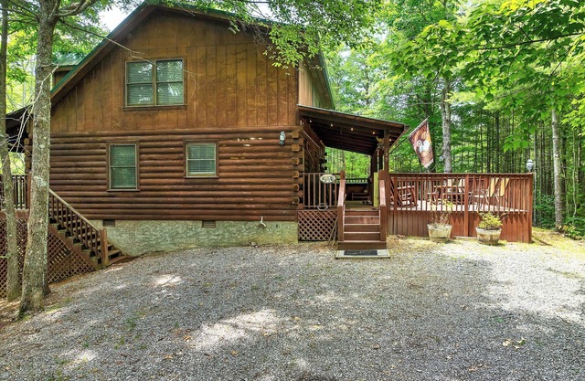 Mountain Retreat with 2 Kings, Loft with Pool Table, Wifi, and minutes from PF
