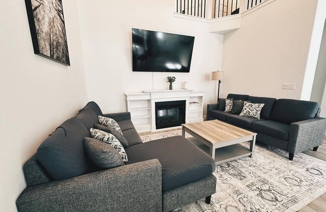Mountain Ridge Retreat. Less than 1 mile from premier entertainment and shopping