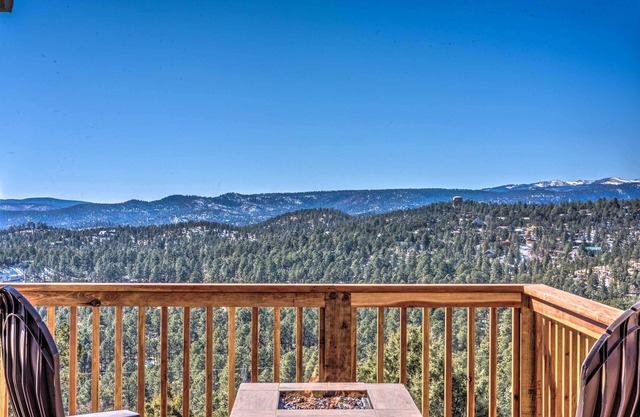 ‘Mountain’s Majesty’ Cabin w/ Hot Tub & Mtn Views!