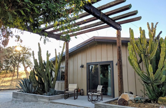 Moderne Bauernhaus mit Pool auf Ranch im Herzen von Central Coast Wine Country