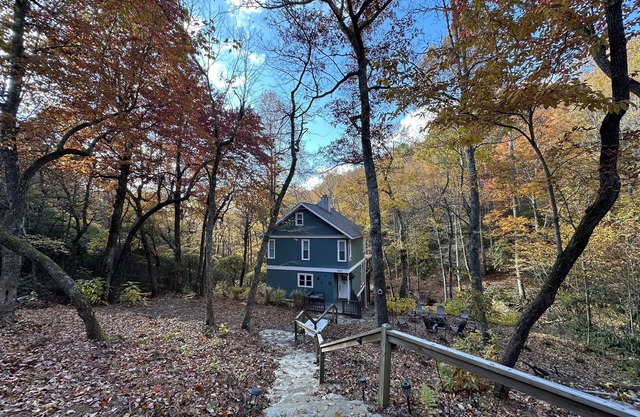 Mountain serenity in wooded setting with beautiful creek!