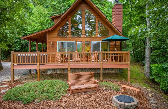Mountain Serenity: Secluded Treehouse Retreat w/Hot Tub & Breathtaking Views!