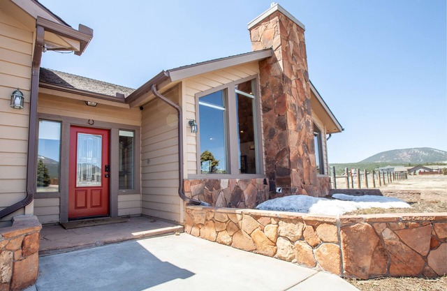 Mountain Shadows Single Story - 2 Acre Fenced Yard