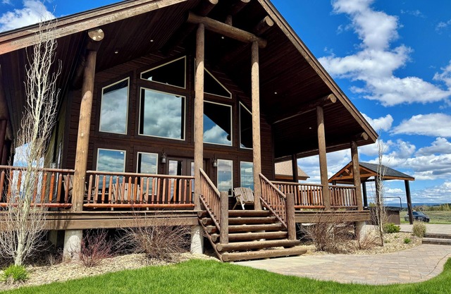 Mountain Shores Lodge - lake view - 35 miles to Yellowstone!