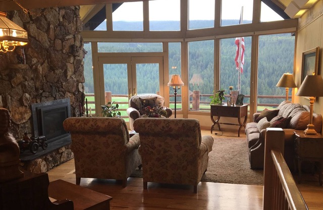 Mountain Side Retreat with Beautiful Views!