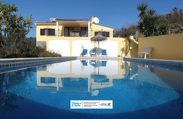 Bergseite Villa mit Blick auf die Küste, ideal zum Entspannen, komplett mit Pool.
