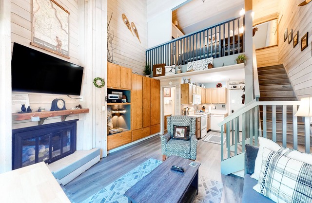 Rustikal-schickes Studio mit Loft in der Nähe von Dollar Mountain! Beinhaltet einen gemeinsamen Pool und Whirlpools