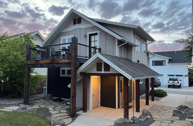 Mountain Studio - luxury finishes in upscale neighborhood, e-bikes included!
