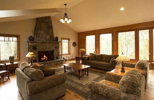 Mountain Style Lodge 4 Blocks von der Innenstadt von McMinnville entfernt. Eine friedliche Oase!