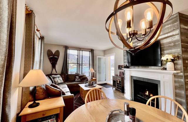 Mountain & sunset views from balcony! Heated pool/spas, walk to lifts & village!