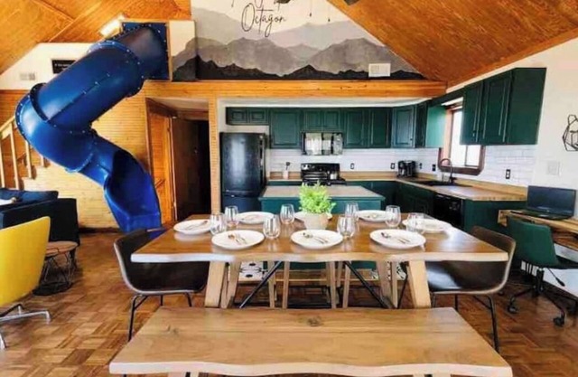 Mountain top cabin! Slide, Hot Tub, Arcade Wi-Fi hiking
