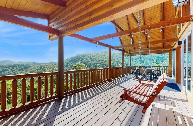 Mountain Top Cabin with Fireplace, Central A/C, Full Kitchen, and WIFI