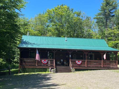 Mountain-Top-Hideaway Stay in a log cabin on a private rd! Swim, hike, explore a true mountain experience
