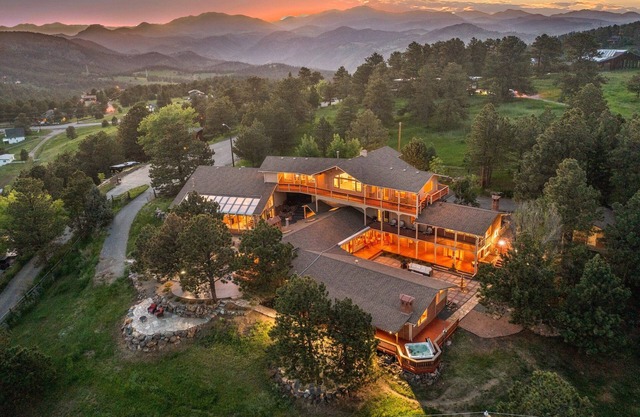 Mountain Top Luxury Red Rocks Hot tub Sauna Views