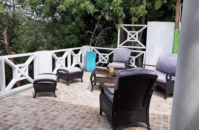 Mountain top studio; ocean view, close to beach