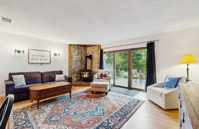 Mountain Townhome w/ pool access, private patio, walk to town