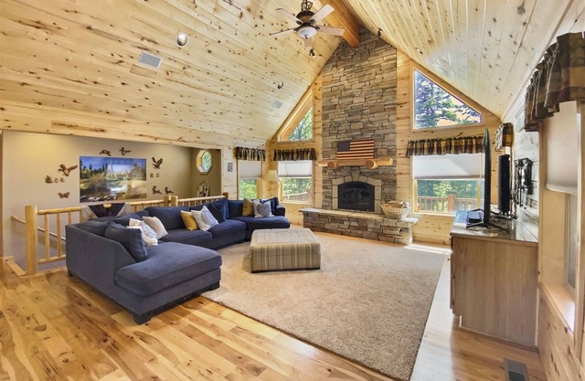 Mountain Tail Cabin, Nice 5BDRM, 4.5 Bath cabin in the woods with fireplaces,