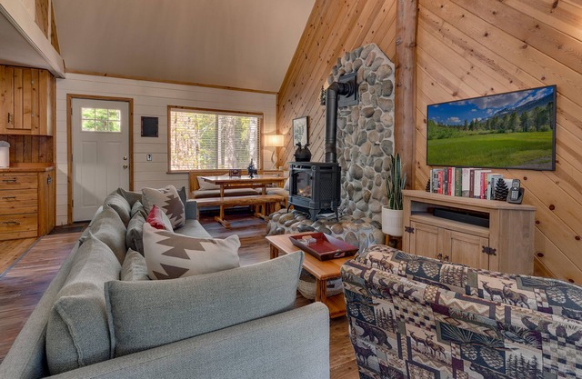 Mountain Treasure: 2 BR, 2 BA Cabin or Bungalow in Tahoma, Sleeps 5