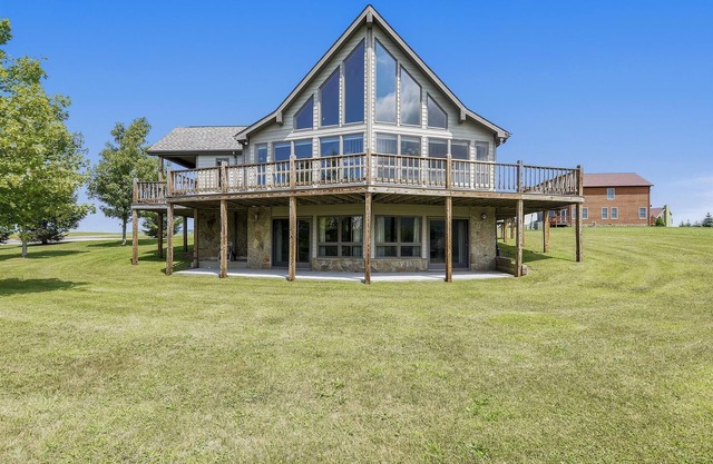 Mountain vacation meets contemporary COMFORT! Welcome Moosie Chalet!