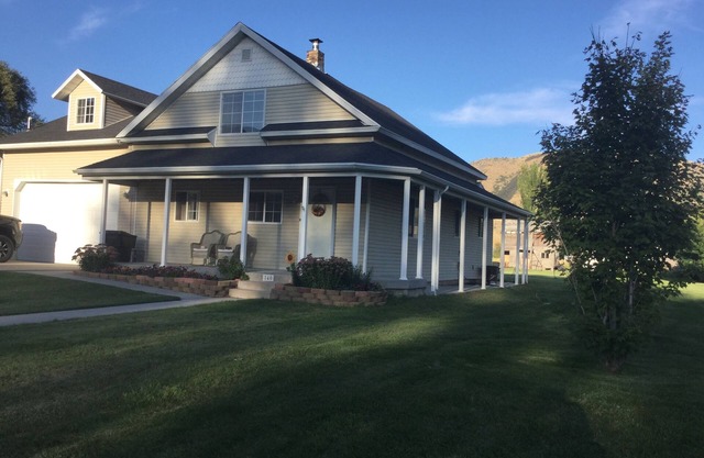 Mountain Valley Getaway. Gemütliches Bauernhaus in der Nähe eines schönen Sees im Norden von Utah.