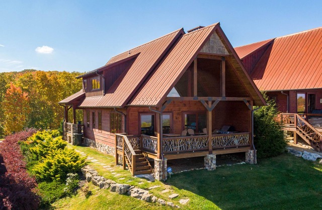 Mountain Valley Lodge at Eagles Nest: Pet Friendly, Amazing Views, & Woodburning Fireplace!