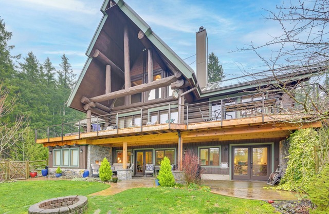 Mountain Views: Peaceful Bainbridge Island Retreat