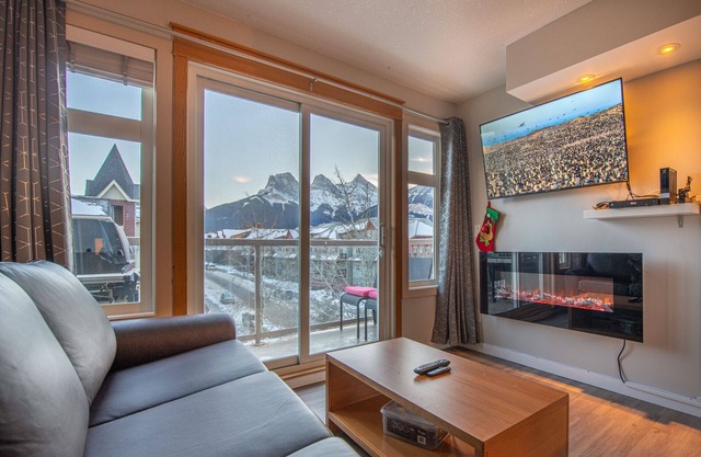 Mountain View 2 Bedroom Condo-Top Floor