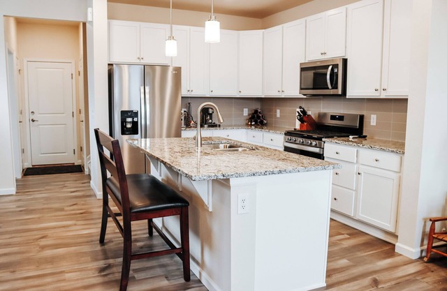 Mountain View 3-bedroom townhome with AC and WiFi in Downtown Erie