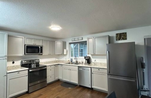 Mountain view 3-bedroom 2 bath house with WiFi in Rainier on 5 acres.