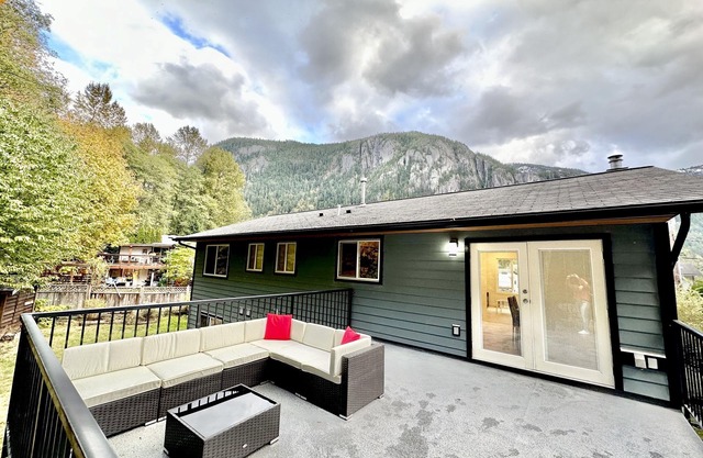 Mountain View, 5BDR, Patio and Hot Tub! Creek In the Backyard!
