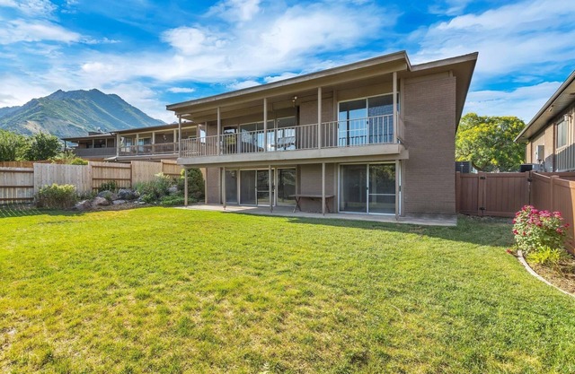 Mountain View and 5 minute walking distance to stores and ski/snowboard shuttle