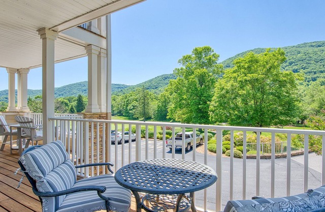 Mountain View and 8th green! 70" TV, gas fireplace, Fast WIFI,Amenities included