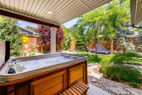 Mountain View and Hot Tub Apt Near Ski Resorts!
