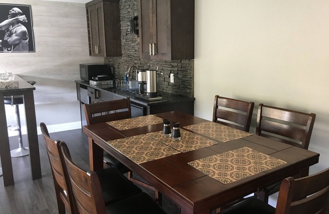 Mountain View bright 3 bedrooms, landscaped back yard at lower level of a house