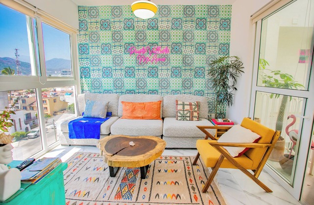 Mountain view Condo + infinity rooftop Pool in foodie district. Fast WiFi