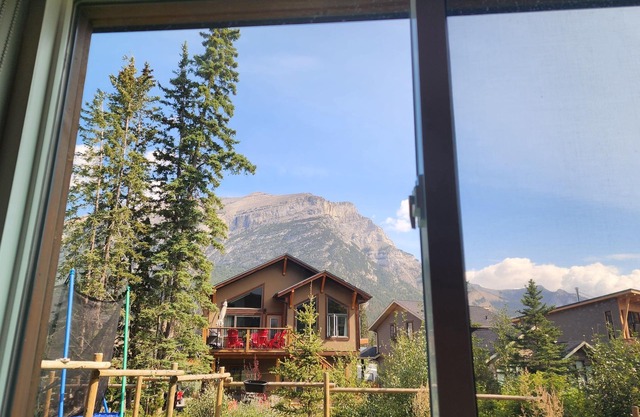 Great Mountian Views-Modern-Bright-Spacious-Clean