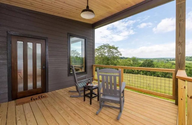 Mountain View Cabin, Hot tub and on site Spa!