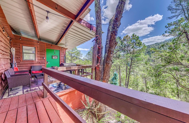 Mountain-View Cabin w/ Hot Tub in Ruidoso!