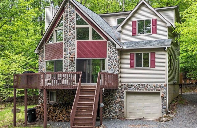 Secluded Poconos Chalet/Summer Lake Fun!